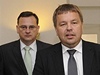 P�edseda ODS Petr Ne�as a rebeluj�c� poslanec Petr Tlucho� (vpravo)