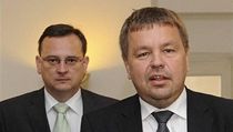 P�edseda ODS Petr Ne�as a rebeluj�c� poslanec Petr Tlucho� (vpravo)