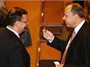 Marek �najdr odevzd�v� hlasovac� kartu premi�rovi Petru Ne�asovi
