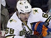 Hráči NHL na olympiádě? Rozhodnou peníze | Lidovky.cz - Olympiáda Jaromír Jágr z Dallasu bojuje o puk s Markem Arcobellem (Edmonton Oilers)