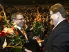 Zden�k �kromach a Michal Ha�ek si vz�jemn� gratuluj� ke zvolen� na post m�stop�edsedy soci�ln�ch demokrat�.