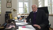 Bývalý prezident Václav Klaus zapózoval ve své nové pracovně.