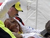 Záchranáři odváží zraněnou ženu z místa výbuchu na bostonském marathonu. | na serveru Lidovky.cz | aktuální zprávy Záchranáři odváží zraněnou ženu z místa výbuchu na bostonském marathonu. | na serveru Lidovky.cz | aktuální zprávy