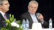 Prezident republiky Milo� Zeman (vpravo) se z��astnil valn� hromady �esk�ho svazu t�lesn� v�chovy (�STV), kter� se konala v Nymburku