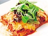 Připravte si autentické lasagne, radí Roman Paulus | Lidovky.cz - Dobrá chuť Aby se lasagne nepřipálily, potřete dno zapékací misky trochou bešamelu i boloňské omáčky, až pak položte první plát těstovin. Poté střídejte vrstvy bešamelu, omáčky, strouhaného parmazánu a těsta. Poslední přichází na řadu omáčka, zasypaná silnější vrstv