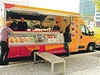 Fastfood na kolečkách na pražském Andělu překvapil | Lidovky.cz - Dobrá chuť Barevná dodávka je v pohotovosti hlavně ve všední dny v době obědů u velkých kancelářských center