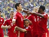 Fotbalista Bayernu Mnichov Mario G�mez (uprost�ed) slav� g�l