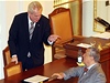 KAISER: Zeman hovořil před poslanci | Lidovky.cz - Názory Miloš Zeman rozpráví s Karlem Schwarzenberg při své návštěvě v Poslanecké sněmovně.