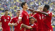 Fotbalista Bayernu Mnichov Mario G�mez (uprost�ed) slav� g�l