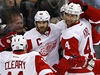 �esk� hokejista Detroitu Red Wings Jakub Kindl (vpravo) a jeho spoluhr�� Henrik Zetterberg