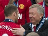 Kdo koupí Fergusonovu žvýkačku? Fanoušci se předhánějí | Lidovky.cz - Fotbal - zahraniční soutěže Trenér fotbalistů Manchesteru United Alex Ferguson se loučí, vlevo je útočník Wayne Rooney