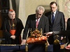 ZVĚŘINA: Viróza | Lidovky.cz - Názory Miloš Zeman se opírá o stůl. Podle jeho mluvčí mu v den slavnostního otevření komory s korunovačními klenoty nebylo dobře.
