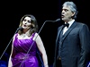 Vyprodaná pražská O2 arena nechtěla pustit Bocelliho z jeviště | Lidovky.cz - Kultura Andrea Bocelli vystoupil v Praze. Na fotce se zpěvačkou Paolou Sanguinettiovou.