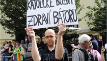 Martin C. Putna v roce 2011 na Gay pride s transparentem.