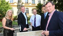 Johana Novotn� s Davidem Rathem p�i zah�jen� rekonstrukce n�m�st� v �el�kovic�ch.