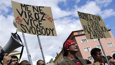 Co vám uniklo: Zemanovi vadí buzny a kurvičky ne i boj o Prahu | Lidovky.cz - Zprávy z domova "Jako studenti nesouhlasíme s jakýmkoliv omezováním akademických svobod. Natož takovým, které je zdůvodňováno pochybnými argumenty hraničícími až s homofobií a omezováním svobody projevu," uvedl za organizátory protestu Petr Soukeník.