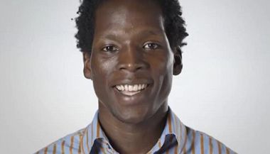 Botswa�an Gregory Otieno upozor�uje ve videoklipu �echy, �e i v jeho zemi je korupce m�n� ne� v �esku.
