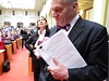 Bohuslav Svoboda a Aleksandra Ud�enija na zased�n� pra�sk�ho zastupitelstva, na kter�m byli odvol�ni ze sv�ch funkc�.