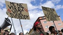 "Jako studenti nesouhlasíme s jakýmkoliv omezováním akademických svobod. Natož takovým, které je zdůvodňováno pochybnými argumenty hraničícími až s homofobií a omezováním svobody projevu," uvedl za organizátory protestu Petr Soukeník.