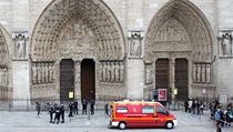 V pa��sk�m chr�mu Notre-Dame se zast�elil mu�, policie katedr�lu evakuovala.