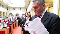 Bohuslav Svoboda a Aleksandra Ud�enija na zased�n� pra�sk�ho zastupitelstva, na kter�m byli odvol�ni ze sv�ch funkc�.