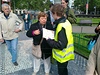Pracovník pražského dopravního podniku vysvětluje na náměstí Míru turistům změny v dopravě . | na serveru Lidovky.cz | aktuální zprávy Pracovník pražského dopravního podniku vysvětluje na náměstí Míru turistům změny v dopravě . | na serveru Lidovky.cz | aktuální zprávy