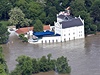 Kvůli záplavám se přesouvá a ruší řada kulturních akcí | Lidovky.cz - Cestování aktuality Muzeum Kampa v bývalých Sovových mlýnech, letecký snímek ze 4. června