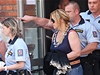 Výslech Nagyové trval šest hodin. Popsaných už je 40 stran | Lidovky.cz - Zprávy z domova Policisté odvážejí obžalovanou Janu Nagyovou z oddělení na Masné ulici v Ostravě k Okresnímu soudu v Ostravě Porubě