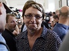 Jednatelka jedné ze stavebních firem Ivana Salačová
před jednací síní Krajského soudu v Praze. | na serveru Lidovky.cz | aktuální zprávy Jednatelka jedné ze stavebních
firem Ivana Salačová před jednací síní Krajského soudu v Praze. | na serveru Lidovky.cz
| aktuální zprávy