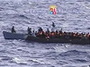 EU čelí ilegální migraci. Chce posílit hlídky ve Středomoří | Lidovky.cz - Zprávy ze světa Uprchlíkům na lodi se dostává pomoci od jednotek italské pobřežní stráže. Fotografie pochází z video záznamů zveřejněných italským námořnictvem