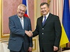 Miloš Zeman si potřásá rukou s ukrajinským prezidentem Viktorem Janukovyčem. V Kyjevě spolu hovořili především o obchodních dohodách a evropské integraci | na serveru Lidovky.cz | aktuální zprávy Miloš Zeman si potřásá rukou s ukrajinským prezidentem Viktorem Janukovyčem. V Kyjevě spolu hovořili především o obchodních dohodách a evropské integraci | na serveru Lidovky.cz | aktuální zprávy