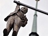 Pomníky po sametu: staré sochy - nová místa, groteska i kontroverze | Lidovky.cz - Design V podobném duchu jako Rónův Kafka jsou pojednány i další plastiky, například Černého Sigmund Freud nad Husovou ulicí na Starém Městě