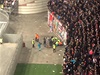 Pořadatelé v Amsterdam Areně se sbíhají k fanouškovi, který spadl z tribuny | na serveru Lidovky.cz | aktuální zprávy Pořadatelé v Amsterdam Areně se sbíhají k fanouškovi, který spadl z tribuny | na serveru Lidovky.cz | aktuální zprávy