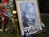 Princ William se o Mandelově smrti dověděl na filmu o jeho životě | Lidovky.cz - Zprávy ze světa Pomníček pro Nelsona Mandelu.