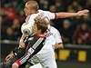 Fotbalista Norimberku Adam Hloušek (nahoře) a Stefan Kiessling z Leverkusenu | na serveru Lidovky.cz | aktuální zprávy Fotbalista Norimberku Adam Hloušek (nahoře) a Stefan Kiessling z Leverkusenu | na serveru Lidovky.cz | aktuální zprávy