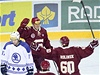 Sparta završila oslavy 110 let velkým obratem, Plzeň porazila 4:2 | Lidovky.cz - Hokej Sparta Praha - Plzeň. Autor prvního gólu Sparty Petr Ton (vzadu uprostřed) se raduje s Tomášem Rolinkem