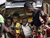 Krveprolití ve Středoafrické republice: střílí se už i v hlavním městě | Lidovky.cz - Zprávy ze světa Křesťanské děti z vesnice Boubou, odkud do Bangui před sektářským násilím uprchlo přes 500 lidí