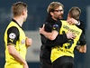 Trenér fotbalistů Dortmundu Jürgen Klopp objímá svého svěřence Kevina Grosskreutze | na serveru Lidovky.cz | aktuální zprávy Trenér fotbalistů Dortmundu Jürgen Klopp objímá svého svěřence Kevina Grosskreutze | na serveru Lidovky.cz | aktuální zprávy
