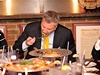 Starosta New Yorku během návštěvy jedné z restaurací jedl vidličkou a nožem, zatímco správný Newyorčan by ji měl jíst rukama. | na serveru Lidovky.cz | aktuální zprávy Starosta New Yorku během návštěvy jedné z restaurací jedl vidličkou a nožem, zatímco správný Newyorčan by ji měl jíst rukama. | na serveru Lidovky.cz | aktuální zprávy