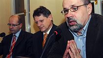 První diskuse nazvané Má ještě smysl sociální stát?, již uspořádal 17. ledna think tank Cesta, se zúčastnil politolog Jiří Pehe (první zprava), bývalý ministr financí Pavel Mertlík (ČSSD, uprostřed) a současný úřadující předseda ČSSD Bohuslav Sobotka. | na serveru Lidovky.cz | aktuální zprávy První diskuse nazvané Má ještě smysl sociální stát?, již uspořádal 17. ledna think tank Cesta, se zúčastnil politolog Jiří Pehe (první zprava), bývalý ministr financí Pavel Mertlík (ČSSD, uprostřed) a současný úřadující předseda ČSSD Bohuslav Sobotka. | na serveru Lidovky.cz | aktuální zprávy