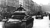 Snad každý si z učebnic a historických publikací či dokumentů pamatuje fotografie, na nichž obyvatelé Prahy zatínají pěsti a vyjadřují opovržení nad německými vojáky. | na serveru Lidovky.cz | aktuální zprávy Snad každý si z učebnic a historických publikací či dokumentů pamatuje fotografie, na nichž obyvatelé Prahy zatínají pěsti a vyjadřují opovržení nad německými vojáky. | na serveru Lidovky.cz | aktuální zprávy