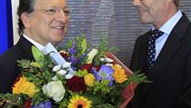 Jose Manuel Barroso přijímá gratulaci od velvyslance Norska v EU Atle Leikvolla. | na serveru Lidovky.cz | aktuální zprávy Jose Manuel Barroso přijímá gratulaci od velvyslance Norska v EU Atle Leikvolla. | na serveru Lidovky.cz | aktuální zprávy