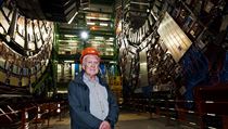 Momentálně nejslavnější fyzik světa, profesor Peter Higgs, se takto v roce 2008 vyfotil před experimentem CMS v ženevském CERN, který měl napomoci k hledání Higgsova bosonu. | na serveru Lidovky.cz | aktuální zprávy Momentálně nejslavnější fyzik světa, profesor Peter Higgs, se takto v roce 2008 vyfotil před experimentem CMS v ženevském CERN, který měl napomoci k hledání Higgsova bosonu. | na serveru Lidovky.cz | aktuální zprávy