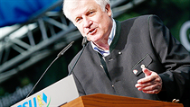 Bavorský premiér a šéf CSU Horst Seehofer před zemskými volbami nabízí vše pro každého, včetně tradičních levicových lákadel. A voliči na to slyší. | na serveru Lidovky.cz | aktuální zprávy Bavorský premiér a šéf CSU Horst Seehofer před zemskými volbami nabízí vše pro každého, včetně tradičních levicových lákadel. A voliči na to slyší. | na serveru Lidovky.cz | aktuální zprávy