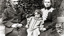 Tři lidé, čtyři Nobelovy ceny. Rodiče Pierre a Marie Curieovi dostali cenu za fyziku (1903), matka přidala i cenu za chemii (1911) a dcerka Irene Joliot-Curieová chemickou v roce 1935. | na serveru Lidovky.cz | aktuální zprávy Tři lidé, čtyři Nobelovy ceny. Rodiče Pierre a Marie Curieovi dostali cenu za fyziku (1903), matka přidala i cenu za chemii (1911) a dcerka Irene Joliot-Curieová chemickou v roce 1935. | na serveru Lidovky.cz | aktuální zprávy