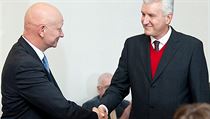 Poražený kandidát Vojtěch Petráček (vlevo) blahopřeje nově zvolenému rektorovi ČVUT profesoru Petru Konvalinkovi, jenž byl dlouholetým předsedou Akademického senátu ČVUT. | na serveru Lidovky.cz | aktuální zprávy Poražený kandidát Vojtěch Petráček (vlevo) blahopřeje nově zvolenému rektorovi ČVUT profesoru Petru Konvalinkovi, jenž byl dlouholetým předsedou Akademického senátu ČVUT. | na serveru Lidovky.cz | aktuální zprávy