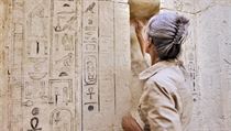 Na abúsírských výzkumech se podílejí desítky odborníků: na snímku restaurátorka Saša Kosinová, která pečuje o nepravé dveře hrobky staroegyptského lékaře Šepseskafancha. | na serveru Lidovky.cz | aktuální zprávy Na abúsírských výzkumech se podílejí desítky odborníků: na snímku restaurátorka Saša Kosinová, která pečuje o nepravé dveře hrobky staroegyptského lékaře Šepseskafancha. | na serveru Lidovky.cz | aktuální zprávy