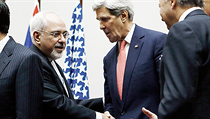 Íránský ministr zahraničí Mohammad Džavád Zaríf (vlevo) a jeho americký protějšek John Kerry si podávají ruce během ženevského jednání Íránu a šesti mocností (stálí členové Rady bezpečnosti OSN a Německo). | na serveru Lidovky.cz | aktuální zprávy Íránský ministr zahraničí Mohammad Džavád Zaríf (vlevo) a jeho americký protějšek John Kerry si podávají ruce během ženevského jednání Íránu a šesti mocností (stálí členové Rady bezpečnosti OSN a Německo). | na serveru Lidovky.cz | aktuální zprávy