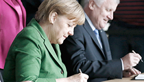 Německá kancléřka Angela Merkelová (CDU) a šéf sociálních demokratů Sigmar Gabriel při podpisu koaliční smlouvy. | na serveru Lidovky.cz | aktuální zprávy Německá kancléřka Angela Merkelová (CDU) a šéf sociálních demokratů Sigmar Gabriel při podpisu koaliční smlouvy. | na serveru Lidovky.cz | aktuální zprávy