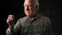Fyzik Peter Higgs během návštěvy v ženevském výzkumném středisku CERN roku 2008. | na serveru Lidovky.cz | aktuální zprávy Fyzik Peter Higgs během návštěvy v ženevském výzkumném středisku CERN roku 2008. | na serveru Lidovky.cz | aktuální zprávy